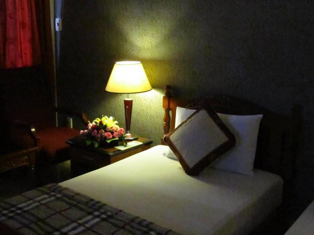 Khach San Trung Mai Hotel Ho Chi Minh City Exterior photo
